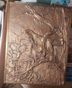 Płaskorzeźba Głuszec motyw myśliwski miedź na desce, metaloplastyka