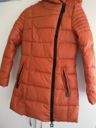 długa wiosenna kurtka z kapturem