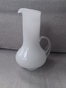 Biały szklany dzbanek PRL 