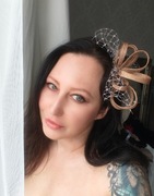 Beżowo ozdoba do włosów, beżowy fascynator z woalką na opasce 