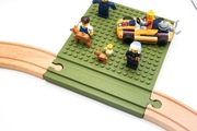 Platforma łącząca tory drewniane z klockami LEGO 