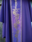 Ornat fioletowy z haftowanym pasem