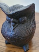 Figurka sowy, wyrzeźbiona z litego drewna, brązowa, z lat 70-tych, vintage