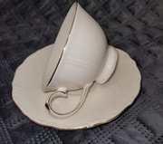 Elegancka filiżanka ze spodkiem VERONI – odcień ecru i złoto