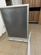 STOJAK REKLAMOWY POTYKACZ  DWUSTRONNY NA SPRĘŻYNACH  84x118 cm