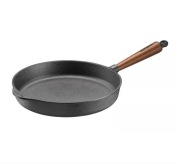 Patelnia żeliwna głęboka Skeppshult 28 cm z drewnianą rączką – indukcja