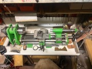 Mała tokarka stołowa do precyzyjnej obróbki małych przedmiotów