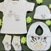 Zestaw ubranek akcesoriów niemowlaka śliniak skarpetki czapeczka koszulka