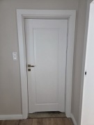 Bezprzylgowe Drzwi łazienkowe HAMPTON+FUTRYNA Z OŚCIEŻNICĄ