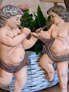 Dekoracyjne figurki aniołków inspirowane barokiem styl rustykalny Belgia