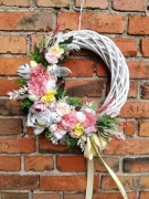 Duży wianek wielkanocny na drzwi wiklinowe bielone koło pastelowe kwiaty 