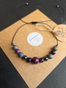 Bransoletka z kamieni sugilitu i koralików