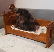 Drewniane łóżeczko dla psa, kota