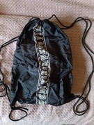 Czarny worek z białymi napisami