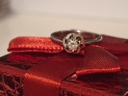 Złoty pierścionek próby 750 z brylantem 