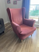 Różowy fotel uszak