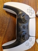 PS5 z napędem,  2 pady i 7 gier