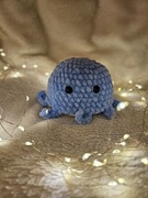 Niebieska ośmiorniczka zrobiona na szydełku