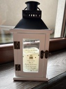 Biała latarnia lampion ze świecą led na pilota na 50-te urodziny prezent