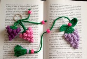 Winogrona wykonane na szydełku, brelok, zakładka do książki 