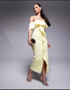 ASOS DESIGN – Żółta sukienka midi z dekoltem bandeau i falbanami