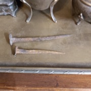 Dwa Stare średniowieczne gwożdzie kute zabytkowe 