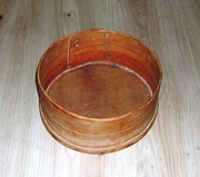 Stare, drewniane sito do przesiewania mąki.