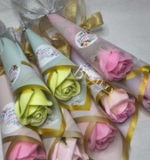 Róża mydlana w ozdobnym rożku naklejka prezent upominek na dzień kobie