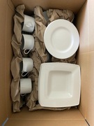 Zestaw naczyń: Filiżanki, miski i talerze