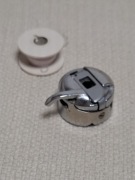 Bębenek ze szpulką maszyny do szycia Łucznik klasy 400/700