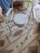 Krzesło toaletowe na kółkach