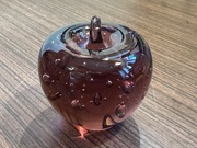 Śliczna szklana ozdoba przycisk do papieru jabłko