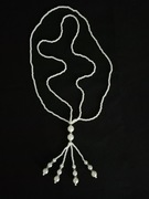 Długi naszyjnik ze sztucznych pereł z frędzelkami 