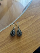 Kolczyki łezki pięknie prezentujące się na uszach