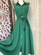 Zielona  dłuższa sukienka w stylu lat 50’s z paskiem 