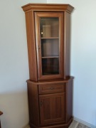 Drewniany brązowy regał z przeszklonymi drzwiami