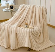 beżowy koc wytłaczane paski 150x200