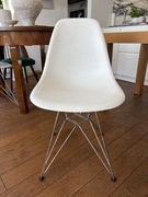 Oryginalne krzesła do jadalni Vitra Eames DSR