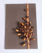 Dekoracja ścienna: Żołędzie na tle mokka