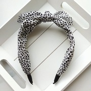 Elegancka opaska z wzorem lamparcim z kokardką, szeroka na codzien jasna 