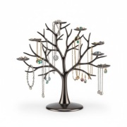 Metalowy stojak na biżuterię w kształcie drzewka.