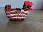 Rękodzieło wielkanoc - kura robiona na szydełku brązowo biała