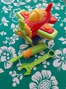 Śliczny samolocik dla małego konstruktora.