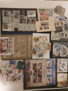 Zestaw znaczków pocztowych polskich i zagranicznych + 2 katalogi