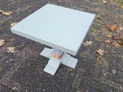 kwadratowy stolik vintage odnowiony drewniany na jednej nodze, szary