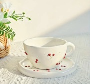 Ceramiczny zestaw wiśniowa filiżanka z spodkiem