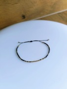 Bransoletka mini pleciona z koralików delikatna regulowana na sznurku