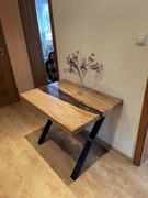 Stół dębowy z żywicą epoksydową