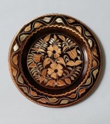 Talerzyk metalowy z zawieszką, inkrustowany