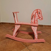 Konik na biegunach drewniany różowy 